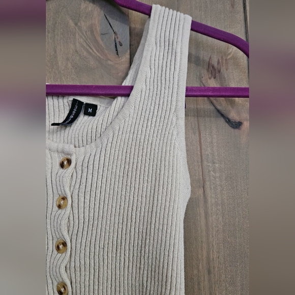Moon&Madison knit sleeveless button up top/vest in cream tan. Size Medium - Picture 3 of 6
